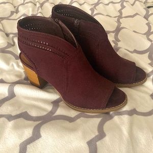 Sonoma Wedge Heels Size 7 1/2 medium Burgundy